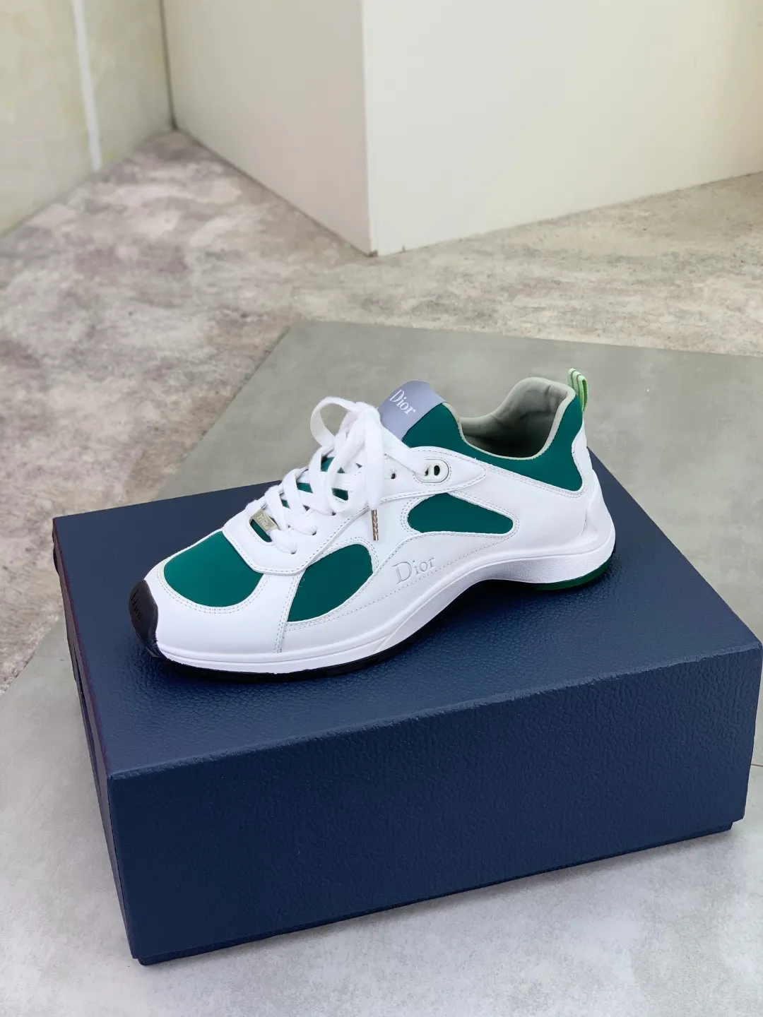 Men's shoes 💰P560 The new DIOR Dior sneakers are carefully made of black grained first-layer cowhide, embellished with the same color Dior Gravity embossed effect, which is exquisite and extraordinary. The interior is made of the same color sheep lining, which is soft and comfortable. Complete with original custom multi-color mohair wide laces and matte black-finished brass eyelets, the tonal rubber sole is embellished with the Oblique pattern, and the contrasting Dior 30 Avenue Montaigne logo on the rear tail adds style to the casual look. Size: 35-45 for men and women Color: 3️⃣ colors available